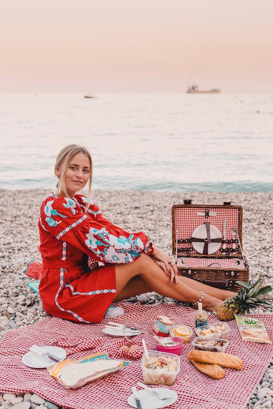 Fashion linen mini dress with floral embroidery