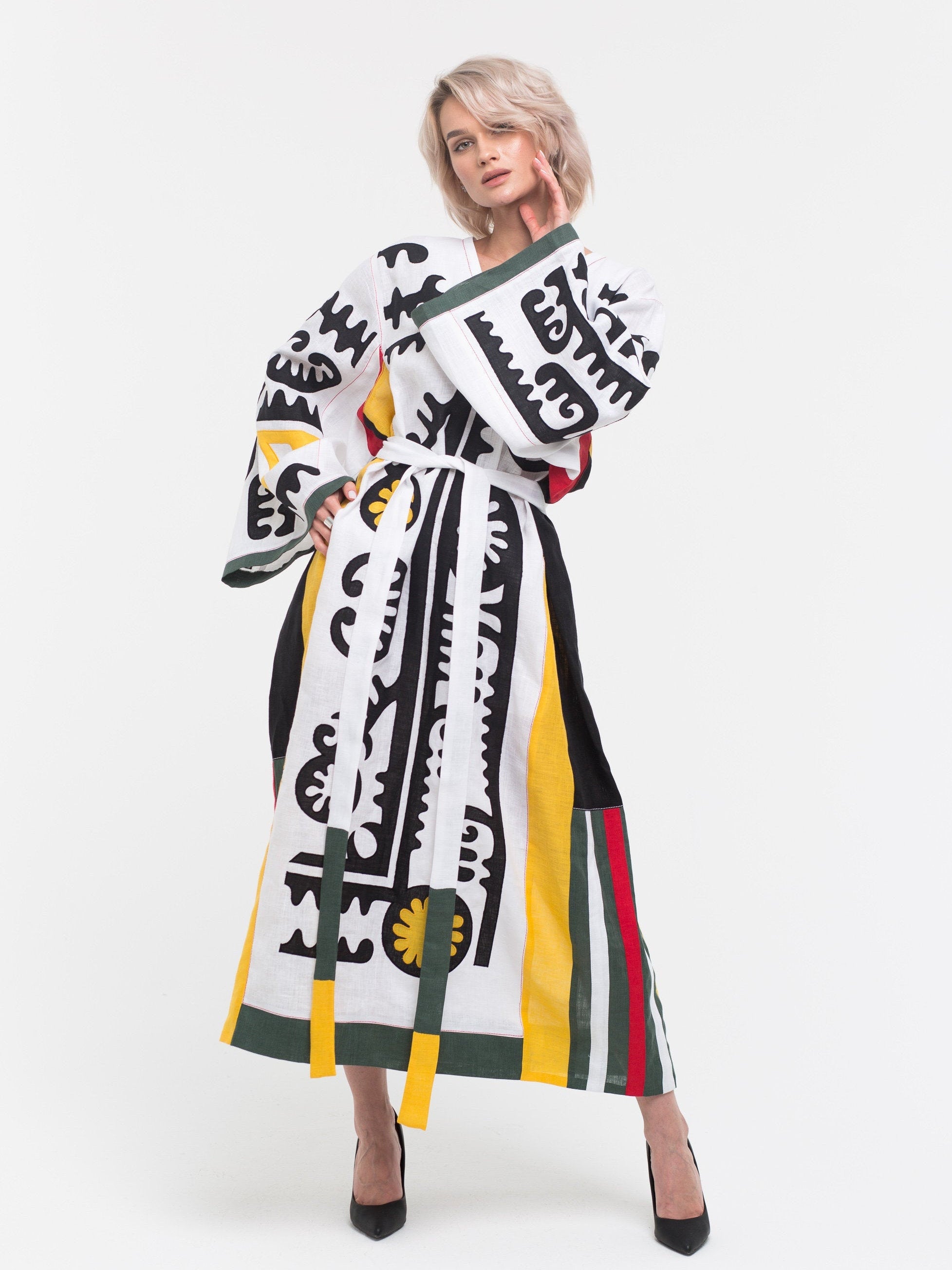 Free size linen kaftan with applique embroidery